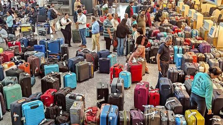 IndiGo flight cancellations LIVE: IndiGo cancels over 1,000 flights to achieve reboot; Railways adds extra coaches to meet demand