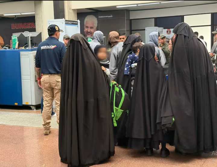 “Colombia expulsa a nueve adultos de la secta Lev Tahor y envía a 17 menores a EE. UU.”