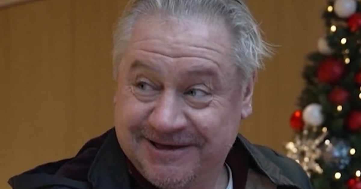 Man United hero near unrecognisable as he receives special gift on surprise return