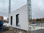 La promoción de 124 viviendas del Polígono avanza con la instalación del primer panel prefabricado