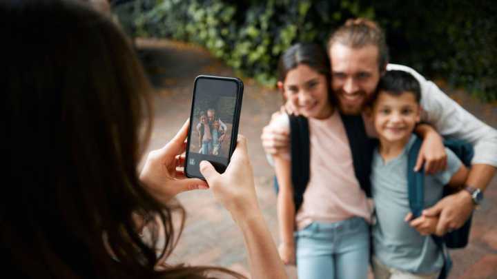 El peligro de subir fotos de tus hijos a redes sociales: "En internet hay gente buena y gente que no lo es tanto"