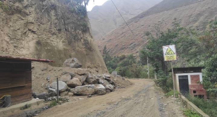 Huánuco: población indignada por paralización de vía interprovincial
