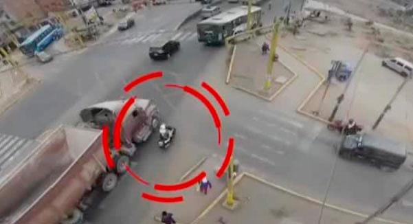 Policía de Tránsito muere aplastado por un camión en Panamericana Norte