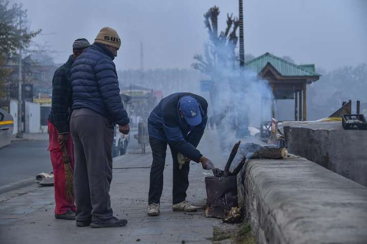 Night Chill Deepens in Kashmir as Temperatures Dip