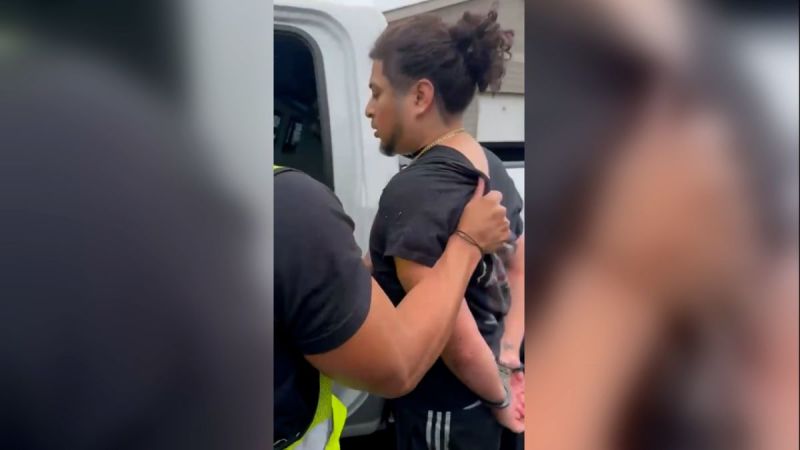 Senadora pide la liberación de un hombre detenido por agentes federales tras ser atacado por un perro de patrulla
