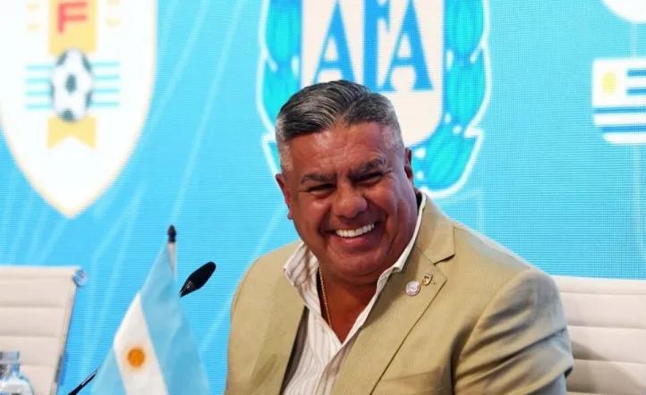 Allanan una financiera vinculada al “Chiqui” Tapia por una deuda reclamada por un exjugador de Banfield