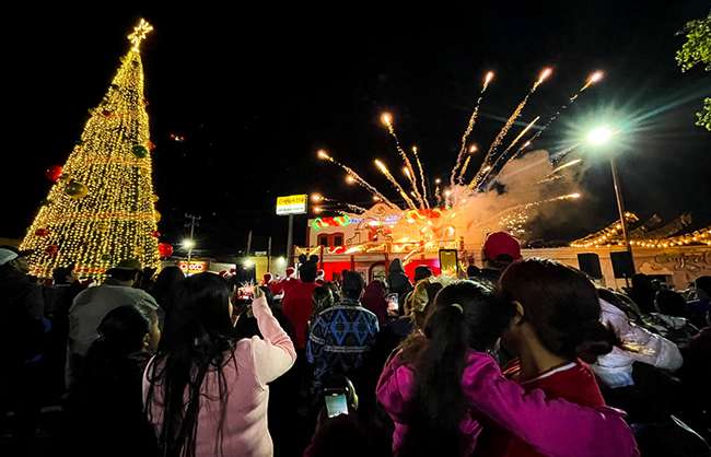 Realizan caravana navideña