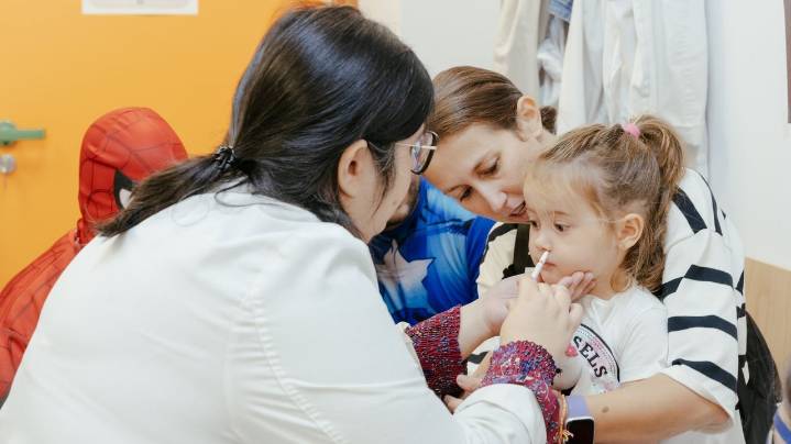 Sanidade vacunará de la gripe a niños sin inmunizar mañana y pasado en hospitales