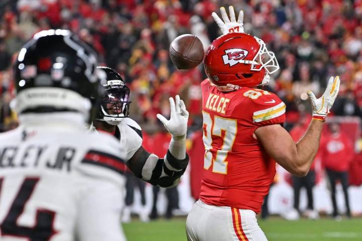 How Travis Kelce and the Chiefs reacted after Sunday's back