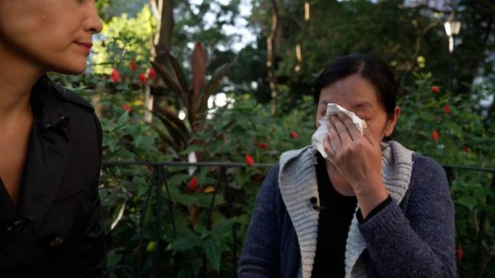 “Tengo el corazón roto”: trabajadora doméstica llora a su hermana fallecida en un incendio en Hong Kong
