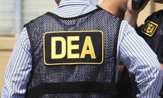 Exagente de la DEA enfrenta cargos por supuesta colaboración en esquema de lavado de millones del narcotráfico