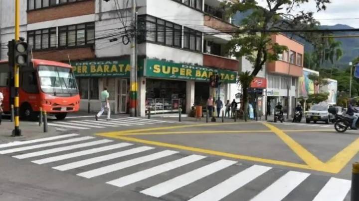 X amarilla en las vías de Colombia: ¿Para qué sirve y cuánto cuesta la multa por bloquear intersecciones?