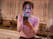 ¿Quién es esta niña que comenzó a actuar por un comentario de Facebook y hoy es la reina del terror adolescente?