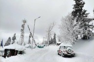 Cold wave grips Srinagar as temperature falls to Zero