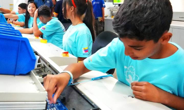 Presidente Maduro activa Semilleros Científicos con foco en robótica