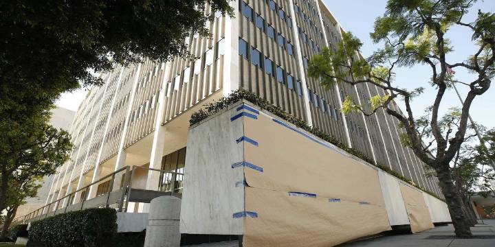 Man flings Molotov cocktails at federal building while yelling 'anti