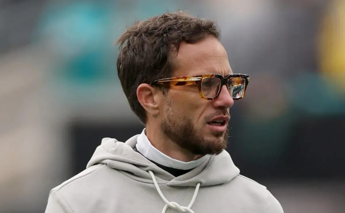 Mike McDaniel warns Mike Tomlin, Aaron Rodgers’ Steelers about Dolphins star’s status for MNF