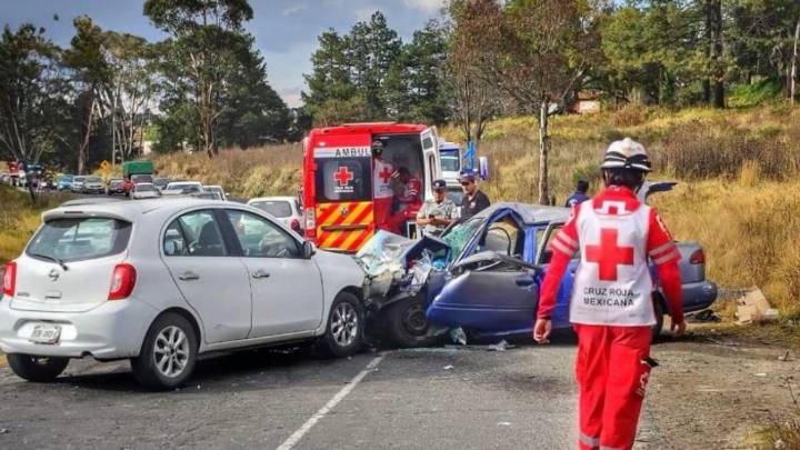 Queda en chatarra el choque de tres autos… Los servicios de emergencia atendieron a cinco personas lesionadas