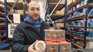 Nabil Kasasni, encargado de una tienda de recambios: "Las balizas V16 de calidad sí deben conectarse a la aplicación de la DGT, desconfiad de las baratas"