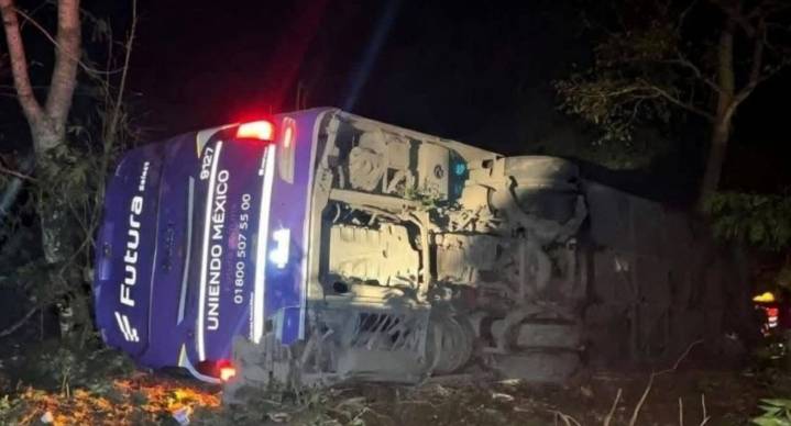 Autobús de pasajeros se cae a barranco en Tlanchinol, Hidalgo; reportan cinco fallecidos