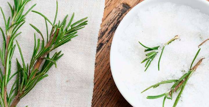 Limpieza consciente; por qué el bicarbonato con romero está de moda