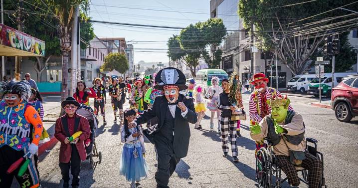 Festejan Día del Payaso con desfile