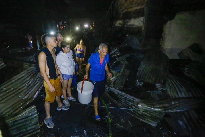 Dos hombres al borde de la muerte tras incendio que arrasó asentamiento humano