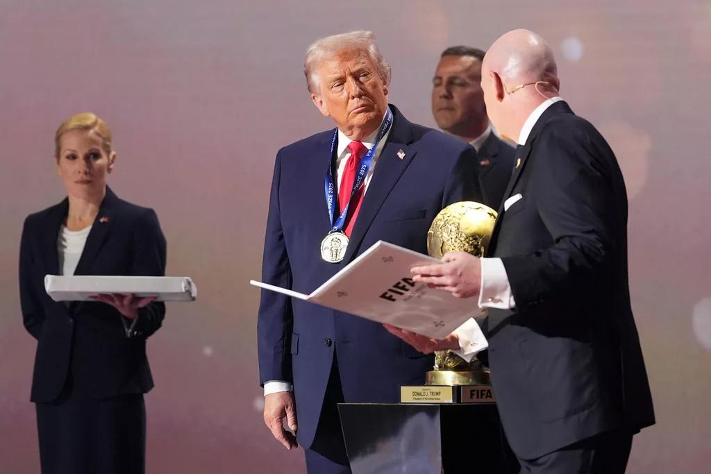 FIFA otorga a Donald Trump premio de la paz alejándose de su enfoque tradicional en el deporte