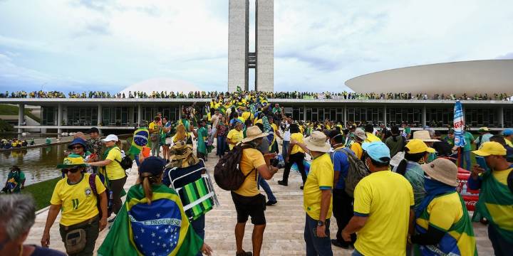 El juez Rafecas ordenó la extradición de cinco bolsonaristas condenados por los ataques en Brasilia de 2023