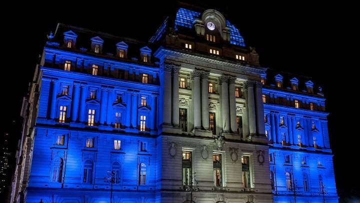 Lo descubrieron espiando a menores en el Palacio Libertad, se arrojó por una ventana y murió