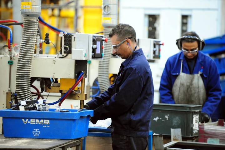 UK manufacturing sector grows for first time in a year