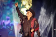 VIDEO Esta fue la reacción de Julión cuando le lanzaron celulares