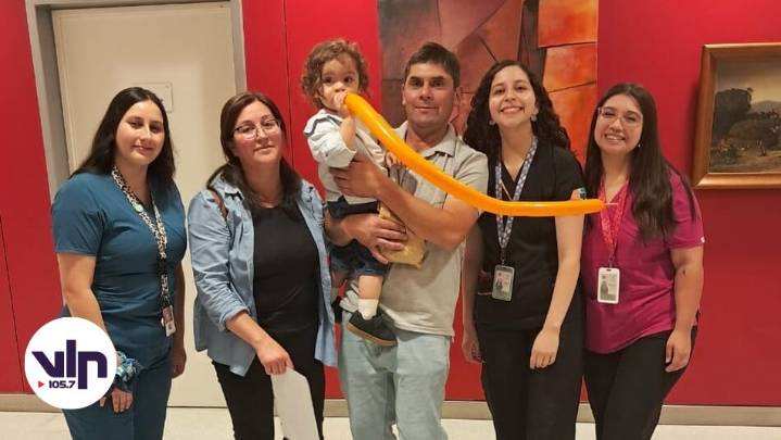 Nació de 28 semanas: La emotiva "licenciatura" de Agustín tras dos años de seguimiento médico