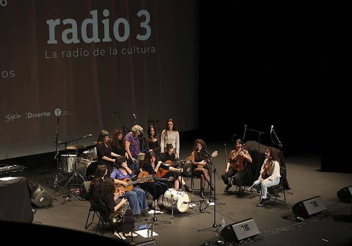 El Jovellanos sopla 30 velas entre el luto y la polémica