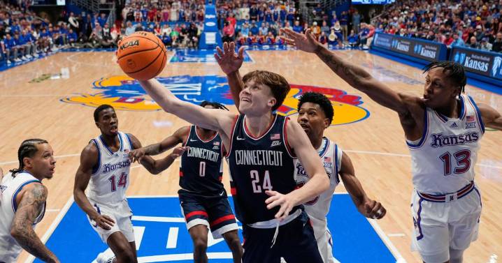 Braylon Mullins' breakout performance lifts No. 5 UConn over No. 21 Kansas 61