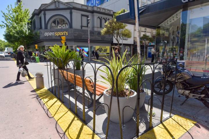 Programa de Padrinazgo: la esquina de Peatonal San Martín y San Luis se transforma en un área de descanso y esparcimiento