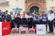 En Cusco se inicia distribución de más de un millón de kits escolares para todo el país