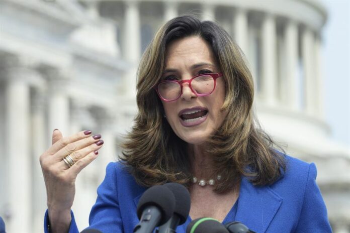 Congresista Salazar califica de "castigo colectivo' los nuevos vetos migratorios de Trump