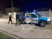 Pateó la puerta de un comercio, robó y huyó por los techos: quedó detenido