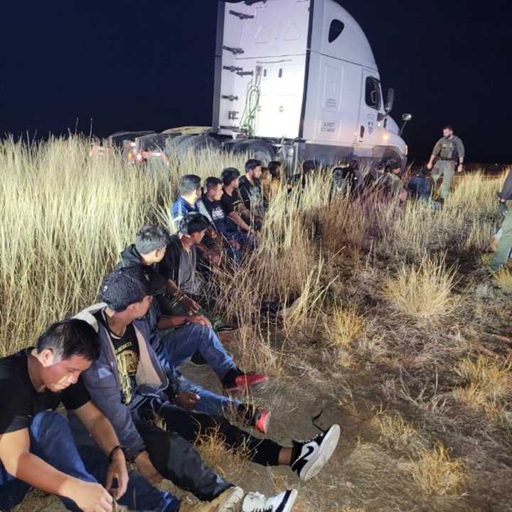 Encuentran 23 migrantes ocultos en cabina de descanso de camión en Texas