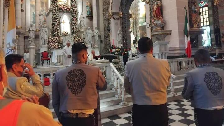 Le cantan Las Mañanitas con mariachi a la Virgen de la Inmaculada Concepción en Mazatlán