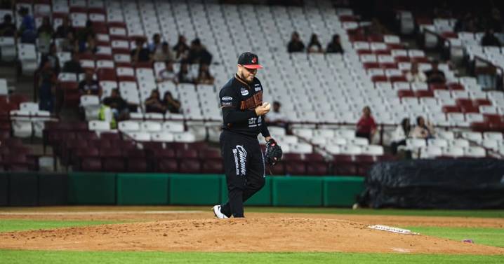 Caen Naranjeros por tercera noche consecutiva frente a Tomateros en Culiacán