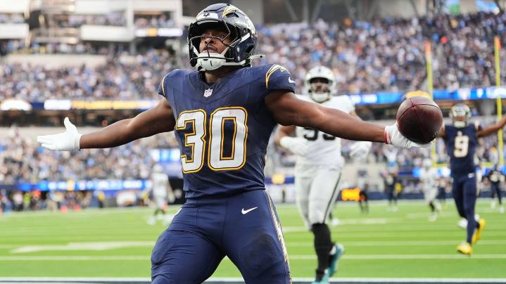 Justin Herbert throws 2 TD passes, Chargers send rival Raiders to 6th straight loss, 31