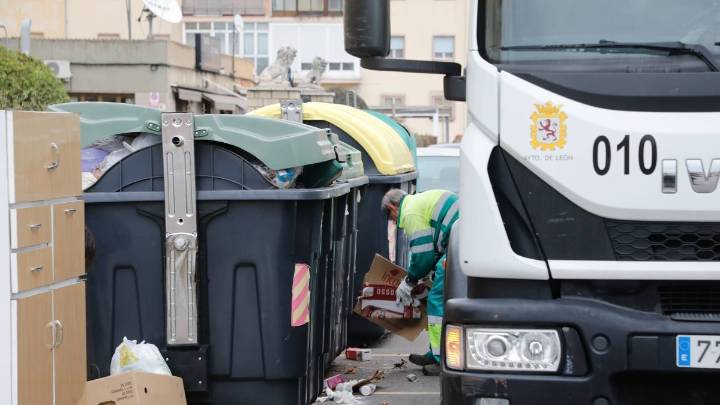 San Andrés trae un camión de basura de León para paliar el enfado vecinal