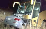 Choque entre vehículo y autobús deja 2 muertos
