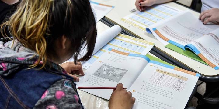 A partir del 2026, los docentes de la Ciudad de Buenos Aires registrarán el presentismo con una huella digital obligatoria