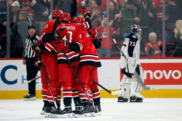 Hurricanes scored 3 goals in the third period to beat the Blue Jackets 4
