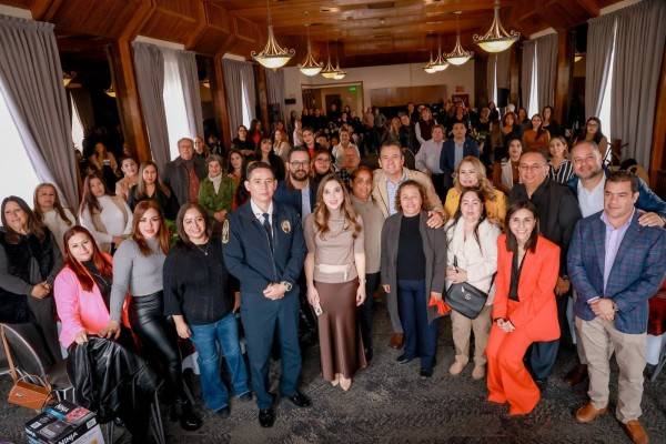 Reconoce Bonilla a familias de policías caídos con posada