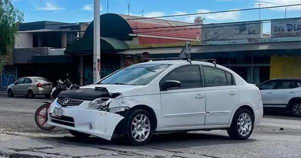 Motociclista choca contra auto que se le atravesó