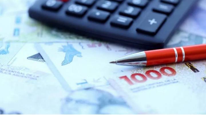 Ahorro, dólar y nuevos hábitos: cómo administran su plata los argentinos en 2025